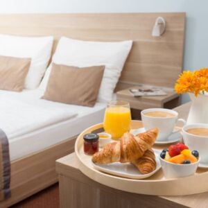 Morgenmad på sengen på ophold for 2